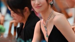 宋慧乔在巴黎参加晚宴：穿黑SE吊带裙气质独特，肩颈线条非常优美