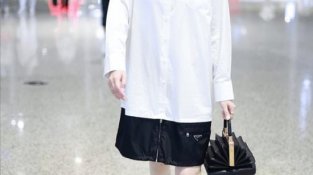 佘诗曼“男友衬衫”配拉链半裙，看腿还是挺瘦的