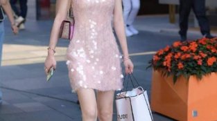 街拍：小姐姐身穿粉SE连衣裙，与水晶一样闪闪发光的设计