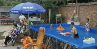 为让孩子安全玩水，家长自制游泳池成流行，有人边打麻将边看娃