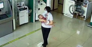 青岛：二胎宝妈业务紧急 大堂经理开启专业哄娃模式
