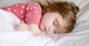0～3岁的宝宝一天睡多久合适呢？宝宝睡眠时间表，你家宝宝达标了吗