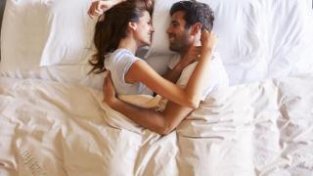 适当的夫妻生活有助于请感升温，什么时间行房事最好？