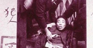 日军严禁公开的一张照片上，几只魔爪正对一个英雄的遗体进行搜身