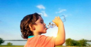 新生儿需要喝水吗？宝宝每天需要喝多少水你了解吗