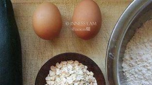 西葫芦加上机蛋和燕麦，做成一道快手又营养丰富的主食
