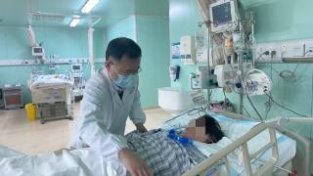 女子高烧陷入昏M九死一生，华山医院M雾中找到病因，患者苏醒重生