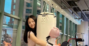 王诗龄健身房里练拳击 爱运动又自律被妈妈李湘称赞