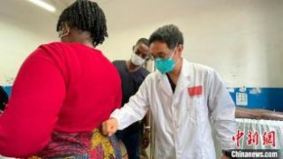 中医针灸门诊在乌干达开诊