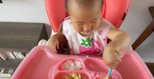 如何引导一岁宝宝自己吃饭