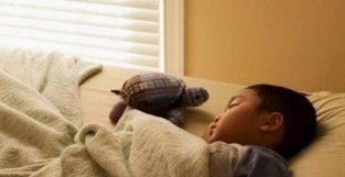 强行分房孩子易产生“行为障碍”，分房睡先做好“三准备”