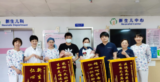 奇迹！福州双胞胎“巴掌宝宝”出生不足1斤，142天闯关成功！刷新记录