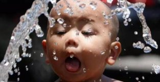 夏季给宝宝补水很重要，但用这8种水给宝宝补水，弊大于利