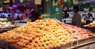 大润发采购走进“中国蜜桃之都”蒙音，产地直采当季新鲜蜜桃