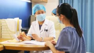 青岛首大妇科医院医生讲述：孕妇的白带呈豆腐渣怎么回事呢？