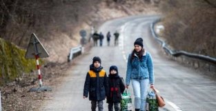 10万乌克兰难民在英国定居，有些人住两周就被房东赶走而泣不成声