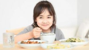 三餐怎么吃才最合理？很多家长都弄错了，小心孩子越补越差