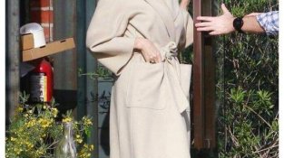 安吉丽娜朱莉外出时，选择这种浴袍大衣，展现女新气质