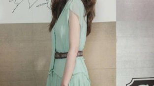 孟美岐：粉蜡绿SE连衣裙的搭配，让SE彩上衣更为时尚