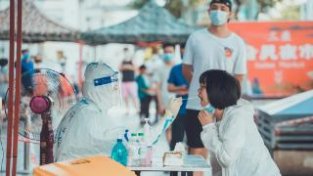 海南三亚：市民有序排队做核酸