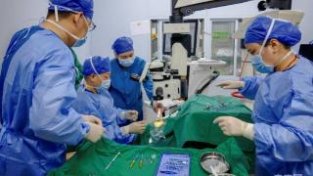 上海一7旬患者成功接受散光三焦点人工晶体植入白内障手术