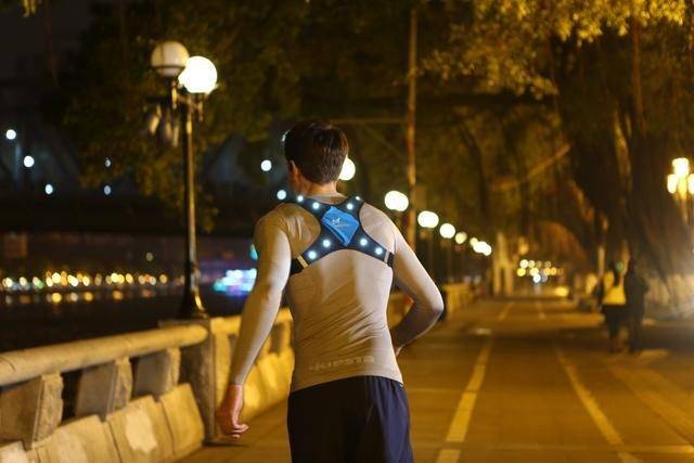 43岁山东一男子，每晚坚持夜跑5公里，半年后，他得到了什么？