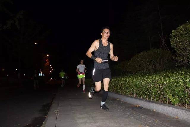 43岁山东一男子，每晚坚持夜跑5公里，半年后，他得到了什么？