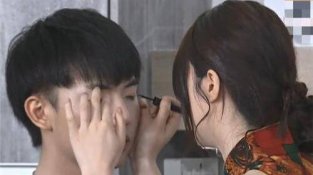 轩子亲自上阵给男生化妆，看到全脸效果后，网友：怪他自己丑吗