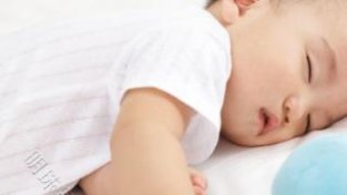 耳鼻喉科黄丽医生谈：小孩睡觉时，流鼻血怎么回事？