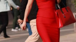 小姐姐一身红SE吊带连衣裙搭配，走在街上十分的惹眼