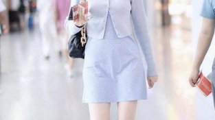 蒋梦婕现身机场，蓝SE针织衫搭配复古风吊带裙，时尚大气