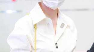 49岁俞飞鸿穿白SE长袖连衣裙现身机场，气质才是王道