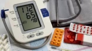 闷热天气下高血压患者出现低血压症状，怎么办？