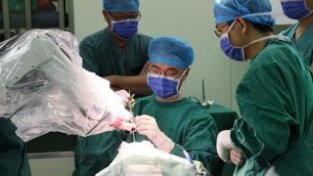 桂林医学院第二附属医院成功开展首例机器人辅助脑深部电刺机术