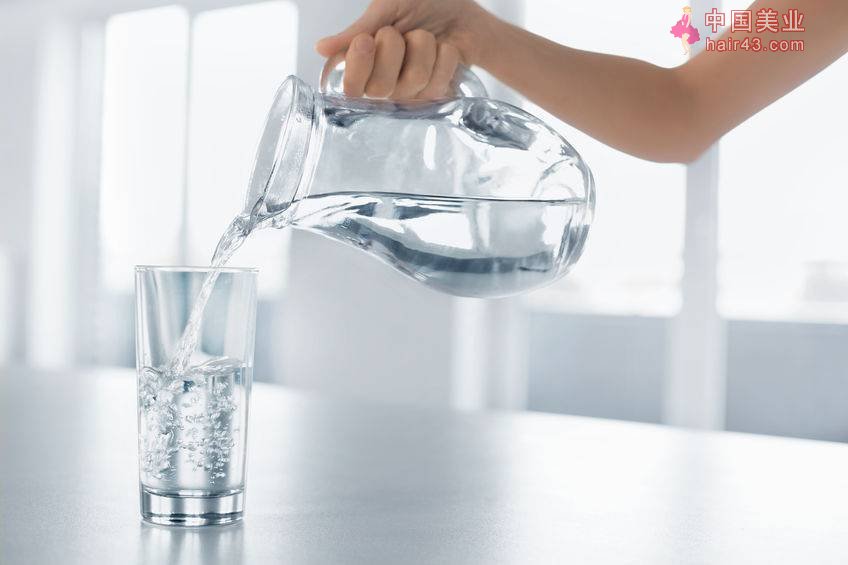 早起一杯水有益健康，那这杯水要如何喝才更健康？做好这3点即可