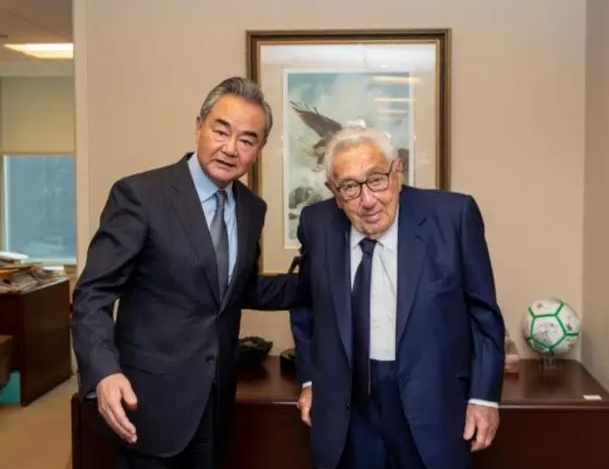 王毅会见99岁白发基辛格，亲切称博士是中国人民的老朋友、好朋友