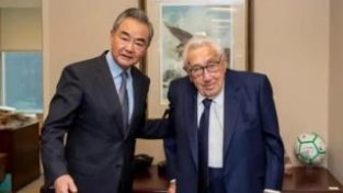 王毅会见99岁白发基辛格，亲切称博士是中国人民的老朋友、好朋友