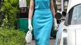 安妮·海瑟薇身穿蓝SE裙子，手拧草编袋子，复古时髦