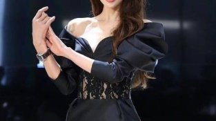 林志玲一点不像奔五的人，穿黑SE连衣裙配长卷发，比25岁时更美