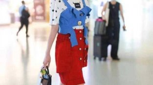 MAO晓彤现身机场蓝SE吊带搭配白t恤和红裙
