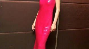 “佘诗曼”身材管理太到位，穿玫红SE吊带裙秀身材，气场不输超模