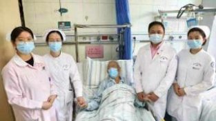 武汉大学中南医院:八旬老人骨折卧床 “换骨”手术后重新站立