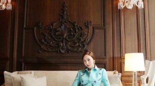 郑总裁一身马卡龙蓝衬衫长礼裙价值8990美元