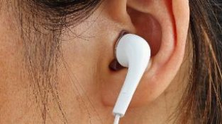 研究：因使用耳机和耳塞不当等，全球超10亿青少年面临听力受损