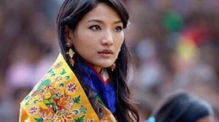 不丹王后终于穿上休闲装，衬衫配铅笔裙成时尚达人，气质爆棚