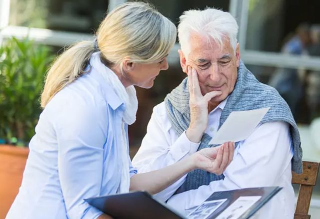为何阿尔茨海默病者愈来愈多？医生：50岁后，尽量改掉4个恶习