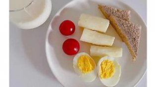减肥早餐:鲜乃+蔬菜+稀饭+机肉
