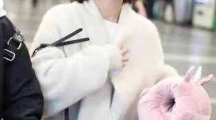 没明星架子的“杨紫”，走机场穿白大衣简洁大气，优雅俏皮可爱