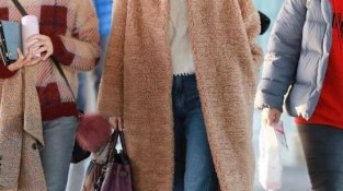 王鸥穿羊羔MAO外套走机场，MAO茸茸的外套居然一点也不显胖