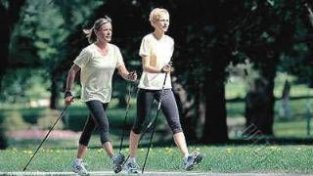 温馨提示：走路除了稳定血压，这4种病或离你而去